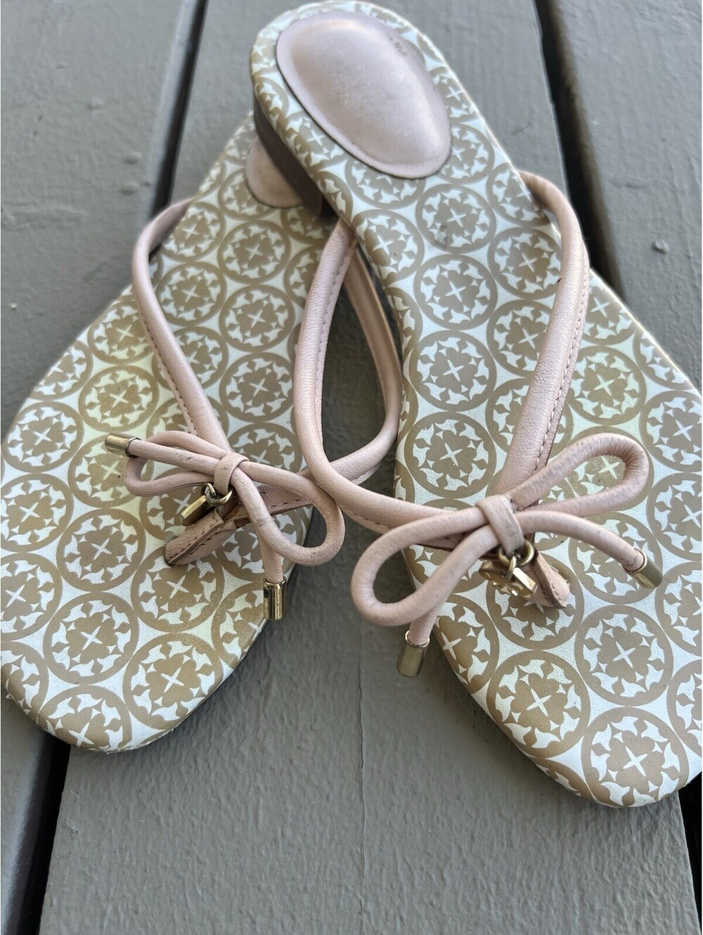 Kate Spade Sandals Women’s 6M Mistic Bow Flat Thong Sandals Beige Golden Charm.